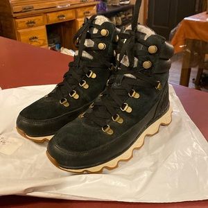 Sorel black kinetic conquest boots. Size 8